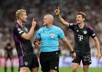 مدير بايرن ميونخ النهائي كان ألماني ا ولكن الحكام البولنديين لهم رأي آخر