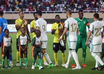 فيديو الجزائر تحقق فوز ا ثمين ا على أوغندا بثنائية في تصفيات كأس العالم