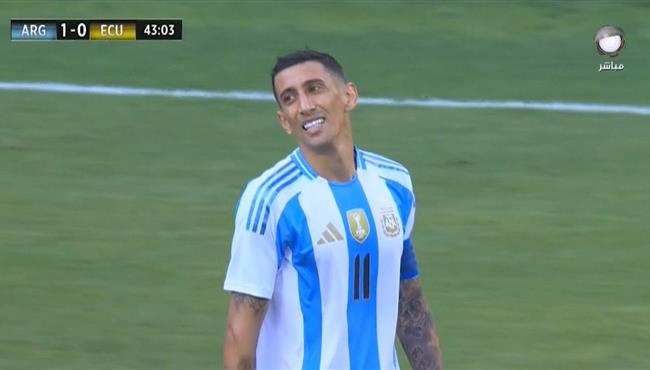 العارضة تحرم دي ماريا من تسجيل هدف رائع امام الاكوادور