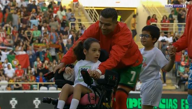 لفته انسانية رائعة من رونالدو في مباراة البرتغال وايرلندا