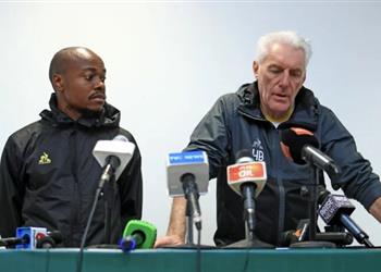 مدرب جنوب إفريقيا يصدم الأهلي بيرسي تاو م صاب والعلاج لم يفيد