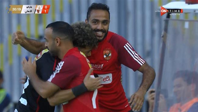 امام عاشور ينادي افشه ويحتفل معه بعد تسجيله هدف امام فاركو في الدوري المصري