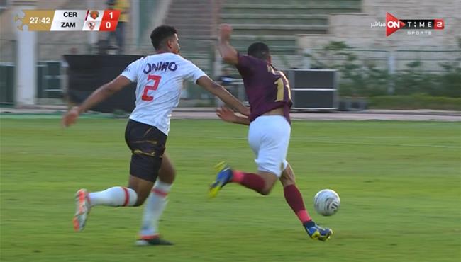 لقطة مثيرة في مباراة الزمالك وسيراميكا كليوباترا بالدوري المصري