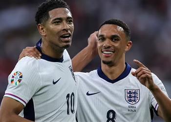 بيلينجهام يدافع عن أداء أرنولد أمام صربيا الناس يقولون الكثير من الهراء