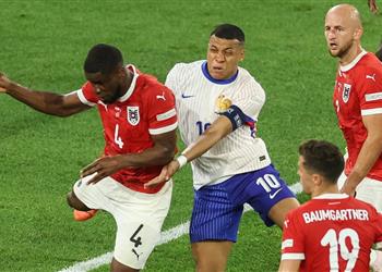 مدافع النمسا يعتذر لـ مبابي بعدما تسبب في كسر أنفه