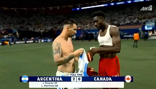 ميسي يبادل قميصه مع ألفونسو ديفيز في مباراة الارجنتين وكندا