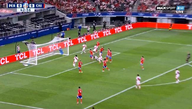 تصدي حارس مرمي تشيلي يحرم بيرو من تسجيل هدف