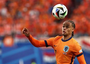 تشافي سيمونز يرد على اهتمام كبار أوروبا ومستقبله مع باريس سان جيرمان