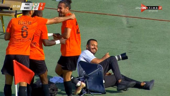 محمد بسيوني يسقط المصور أرضا لحظة احتفاله بهدف البنك الاهلي الثاني في بلدية المحلة