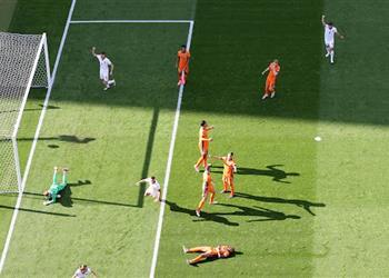 فيديو بالنيران الصديقة مالين يمنح النمسا الهدف الأول أمام هولندا