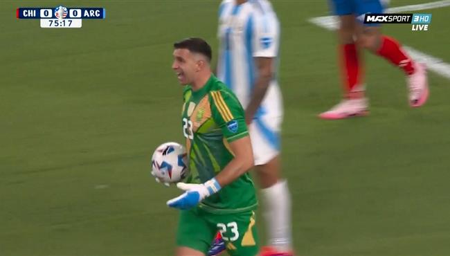 تصدي إيميليانو مارتينيز الرائع ينقذ الارجنتين من هدف محقق لـ تشيلي