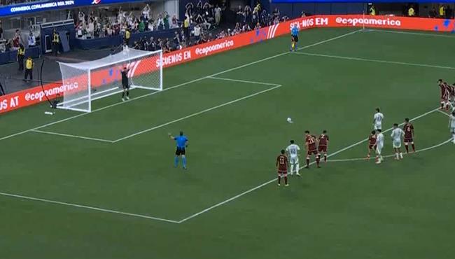 لاعب المكسيك يهدر ركلة جزاء في الوقت القاتل امام فنزويلا بكوبا امريكا