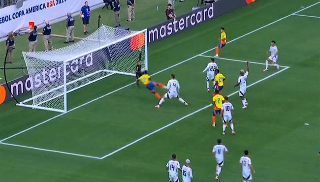 لاعب كولومبيا يهدر هدف محقق بطريقة غريبة امام كوستاريكا