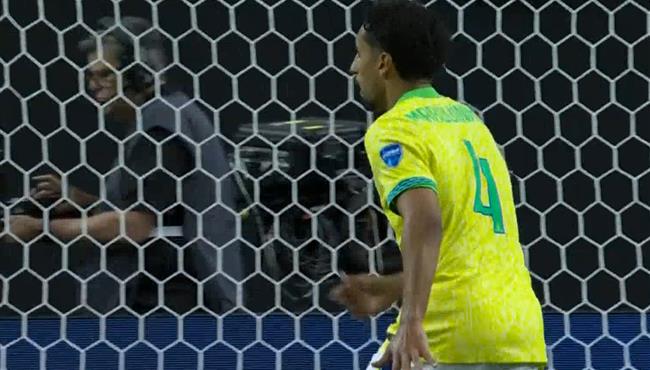 ماركينيوس يهدر فرصة هدف امام باراجواي بكوبا امريكا