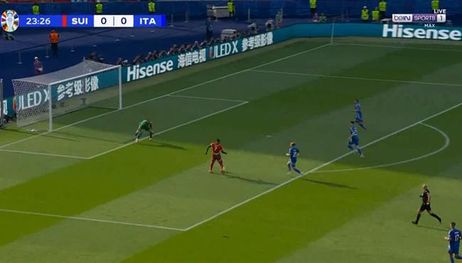 تصدي دوناروما الرائع لـ انفراد امبولو في مباراة ايطاليا وسويسرا