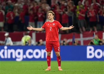 لاعب الدنمارك يهاجم مايكل أوليفر بعد الخسارة أمام ألمانيا أحد أسوأ العروض التحكيمية