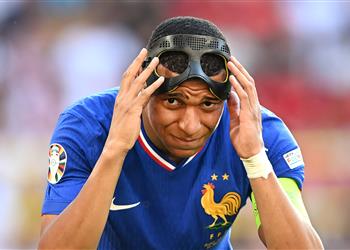 مبابي يدافع عن ليفاندوفسكي ويصر ح اللعب بالقناع مرعب ولا يهمني من يلمس أنفي بعد الآن