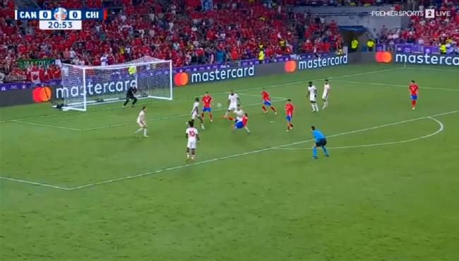 لاعب تشيلي كاد ان يسجل هدف رائع امام كندا في كوبا امريكا