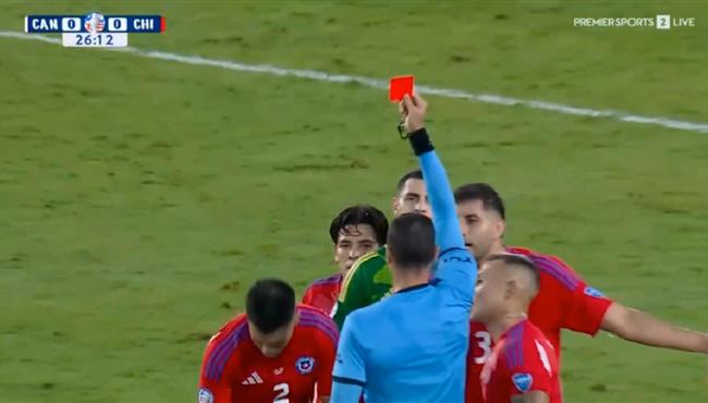 طرد لاعب تشيلي امام كندا في كوبا امريكا