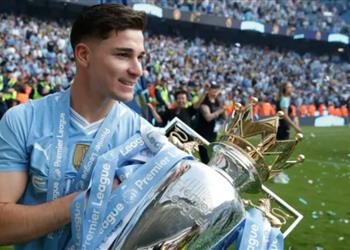 مانشستر سيتي يحسم موقفه من رحيل ألفاريز بعد اهتمام باريس سان جيرمان وأتلتيكو مدريد