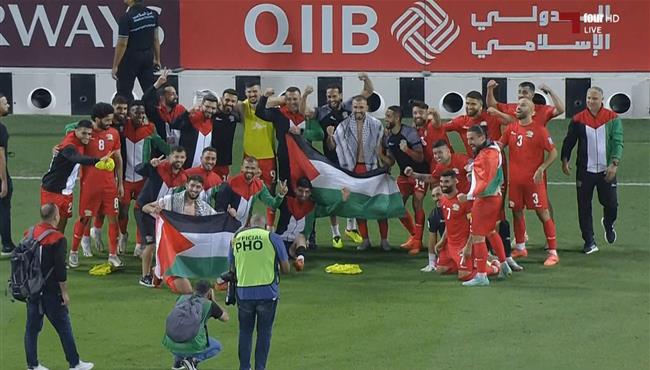 فرحة لاعبي فلسطين بعد التأهل إلى كأس اسيا والتصفيات النهائية لكأس العالم