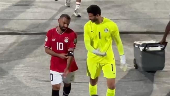 حديث جانبي من محمد صلاح مع تريزيجه والشناوي تحيه من الجماهير لـ حسام حسن