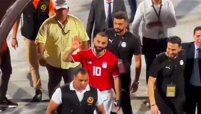 محمد صلاح يتلقي تحيه الجماهير لحظة خروج من الملعب بعد نهاية مباراة بوركينا فاسو