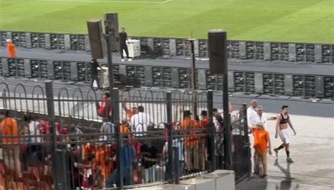 محمود تريزيجيه يهدي قميصه لـ أحد الجماهير بعد مباراة مصر وبوركينا فاسو