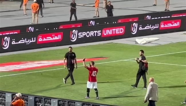 محمد صلاح يطوف استاد القاهره ليحي الجماهير المصرية بعد الفوز علي بوركينا فاسو