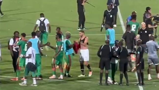 محمد عبد المنعم ورامي ربيعه يتبادلان القمصان مع لاعبي بوركينا فاسو