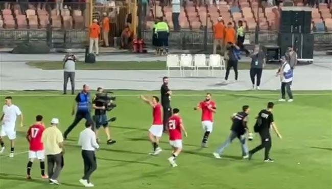 محمد صلاح وتريزيجيه يطالبون اللاعبون بالذهاب لتحيه الجماهير بعد الفوز علي بوركينا فاسو