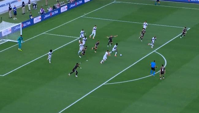 لاعبو المكسيك يطالبون باحتساب ركلة جزاء امام الاكوادور في كوبا امريكا