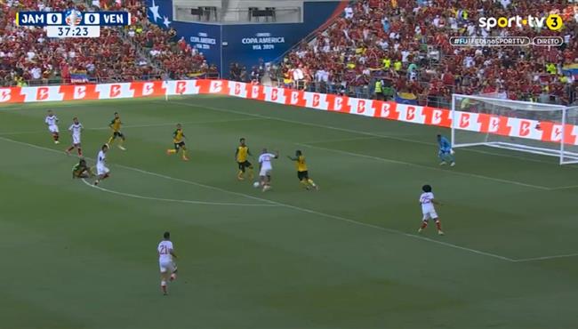 لاعب فنزويلا يهدر فرصة هدف امام جامايكا في كوبا امريكا
