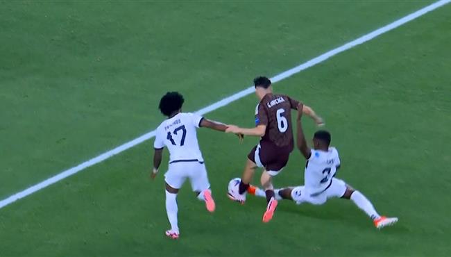 هل حرم الحكم المكسيك من ركلة جزاء امام الاكوادور بكوبا امريكا