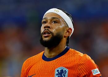 فيديو ممفيس ديباي يغادر مباراة هولندا وإنجلترا مصابا