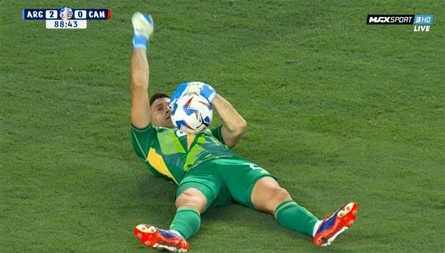 رد فعل طريف من إيميليانو مارتينيز بعد انقاذه للأرجنتين من هدف محقق لـ كندا