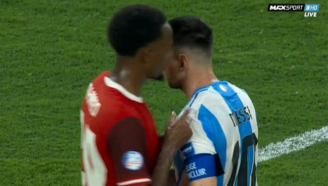 أحد لاعبي كندا يطلب من ميسي قميصه لكن ليو يخبره بانه سيعطيه للاعب اخر