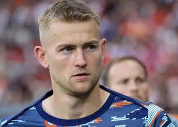 دي ليخت يحسم اتفاقه مع مانشستر يونايتد وبايرن ميونخ يقترب من ضم بديله