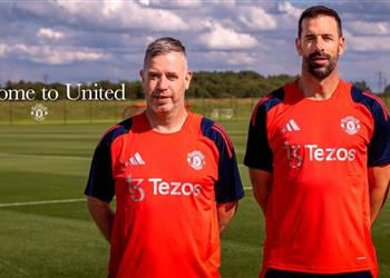 رسمي ا فان نيستلروي يعود إلى مانشستر يونايتد