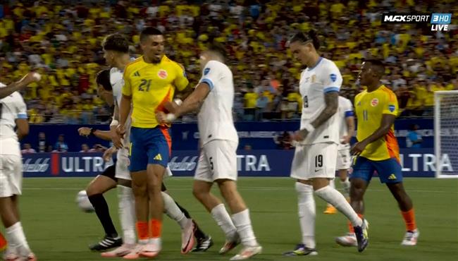 دانيال مونيوث يعتدي بالضرب علي مانويل أوجارت ويطرد في مباراة اوروجواي وكولومبيا