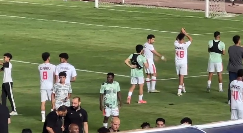 جماهير الزمالك تتغنى بعبد الله السعيد، ولاعبي الزمالك تحيي الجماهير