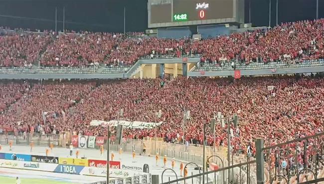 احتفال وسام ابو على وحسين الشحات مع الجماهير بطريقتهم الخاصة