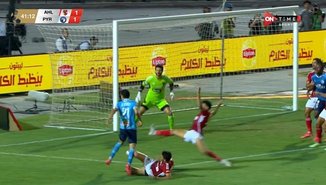 طاهر محمد طاهر ينقذ مرمي الاهلي من هدف محق لبيراميدز