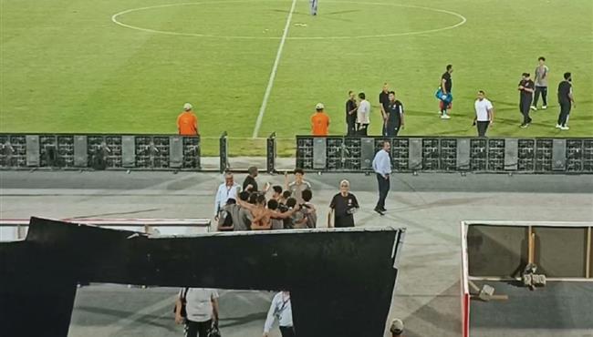 رامي ربيعة يتلقط الصور مع صبية الملاعب ويحتفل معهم بالفوز