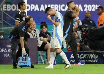 فيديو ميسي يتعرض لإصابة ويغادر مباراة الأرجنتين وكولومبيا بالدموع في نهائي كوبا أمريكا