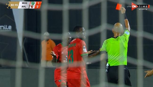 طرد ارنولد ايبا في مباراة الاهلي ومودرن سبورت بالدوري المصري