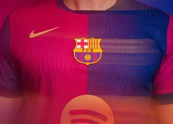 بحضور رونالدينيو وإنييستا برشلونة ي علن عن قميصه الأساسي في الموسم الجديد