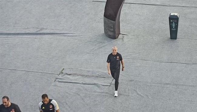 كولر يتفاعل مع احد جماهير الاهلي ويحيه وحديث بين عمر كمال ورضا سليم