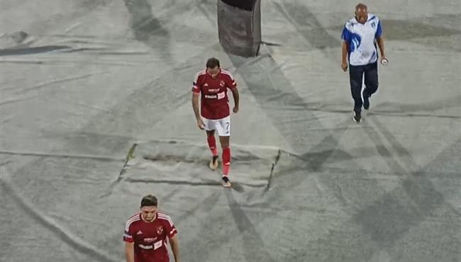 رامي ربيعة وعمر كمال يلبيان تحيه احد الاطفال من جماهير الاهلي وكهربا يتجاهل الرد