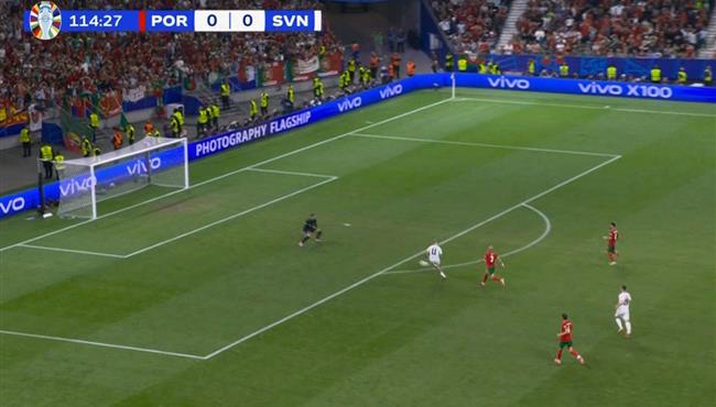 ديوجو كويستا يتصدي لـ انفراد تام من سيشكو في مباراة البرتغال وسلوفينيا